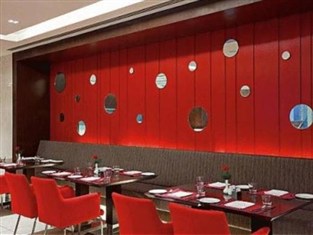 هتل کانتری این و سوئیتز بای رادیسون، صاحب آباد